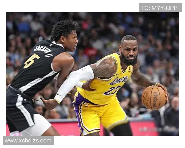 勇士第六场逆转胜利展现团队精神与不屈斗志的精彩瞬间 勇士第六场逆转胜利展现团队精神与不屈斗志的精彩瞬间